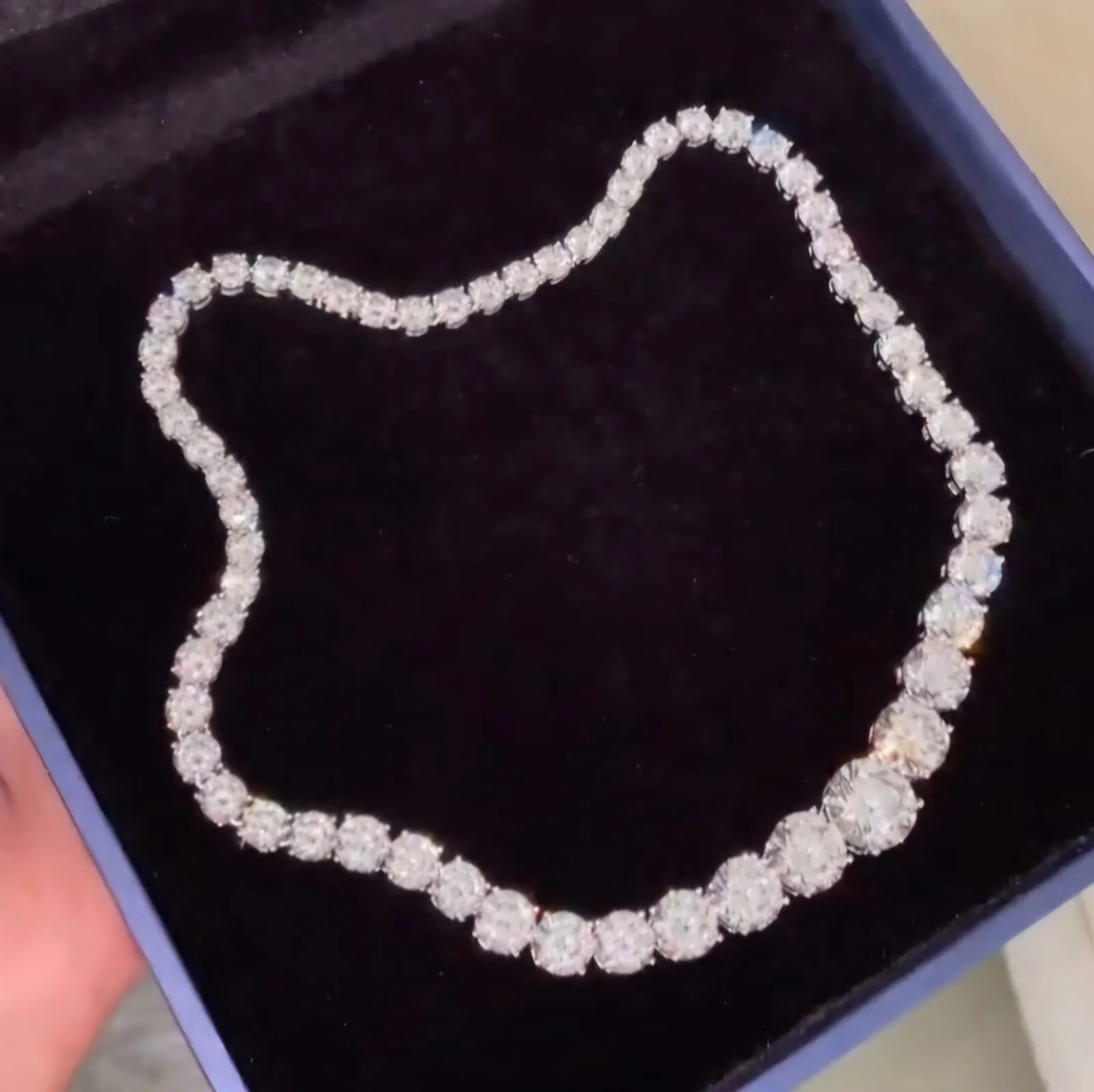 The Rivière: Three Centuries on a Single Thread 4. 95 carat diamond tennis riviera necklace, VVS-VS natural diamonds