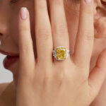 6 Carat Cushion Statement | Fancy Yellow | 18K Gold | Rare Fancy-Color Splendour - Image 5