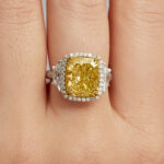 6 Carat Cushion Statement | Fancy Yellow | 18K Gold | Rare Fancy-Color Splendour - Image 6
