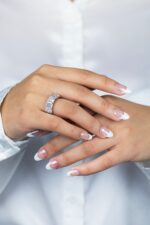 3.94 Carat Emerald Band | 18K Gold | A Classic Statement | Modern Classic - Image 2