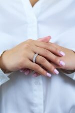 7.4 Carat Oval Band | Brilliant White | 18K Gold | Refined Grandeur | Collector-Grade - Image 4