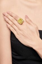30 Carat Cushion Statement | Fancy Yellow | 14K White Gold | Rare Fancy-Color Splendour - Image 5