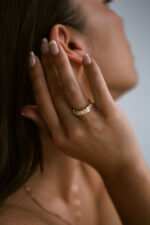 Emerald Band | 14K White Gold | Classic Charm | High Jewellery - Image 2