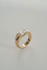 1.5 Carat Pear Statement | Brilliant White | 14K White Gold | Refined Light | High Jewellery - Image 4