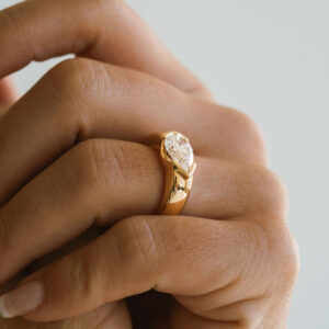 1.5 Carat Pear Statement | Brilliant White | 14K White Gold | Refined Light | High Jewellery