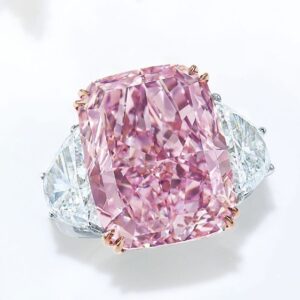 4.09 carat Fancy Purplish Pink Radiant Cut Diamond in ring setting, close-up detail