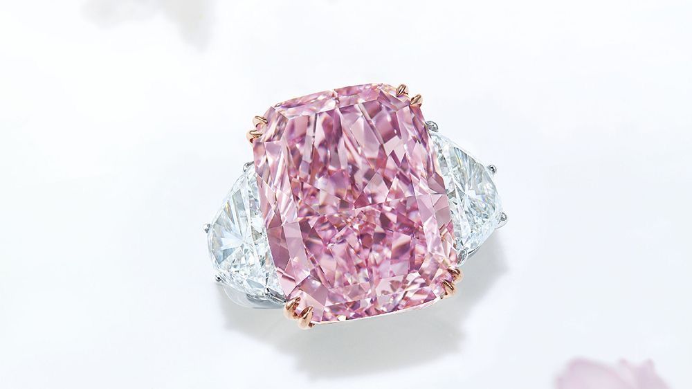 4.09 carat Fancy Purplish Pink Radiant Cut Diamond in ring setting, close-up detail