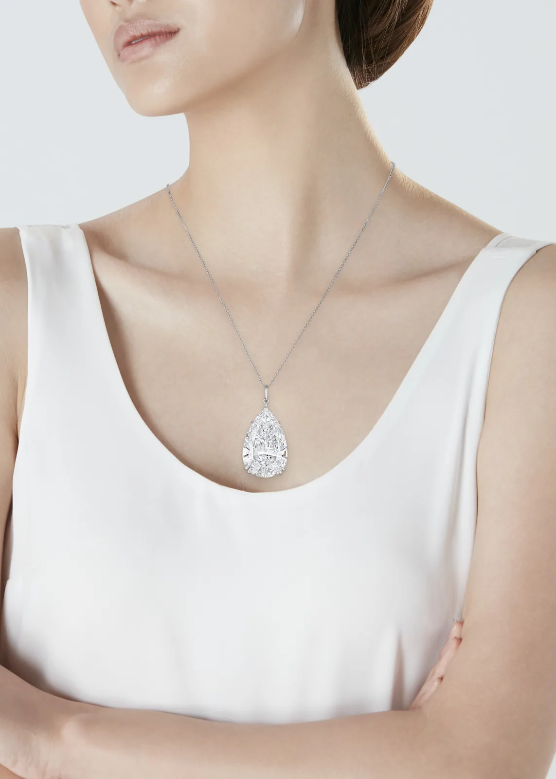 25 carat pear shaped diamond pendant in platinum, detail