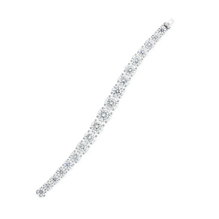 An Exquisite Diamond Bracelet Nineteen Round Brilliant-cut Diamonds of 4.49 to 1.03 Carat, Platinum 19 2023: 4.49 T