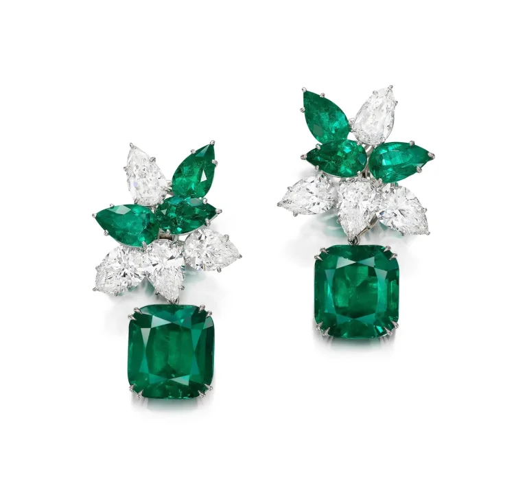 40 Carats Pair of Emerald and Diamond Pendent Earrings 16.63 及 15.03 Each Suspending a Pendant Set with a Cushion-shaped