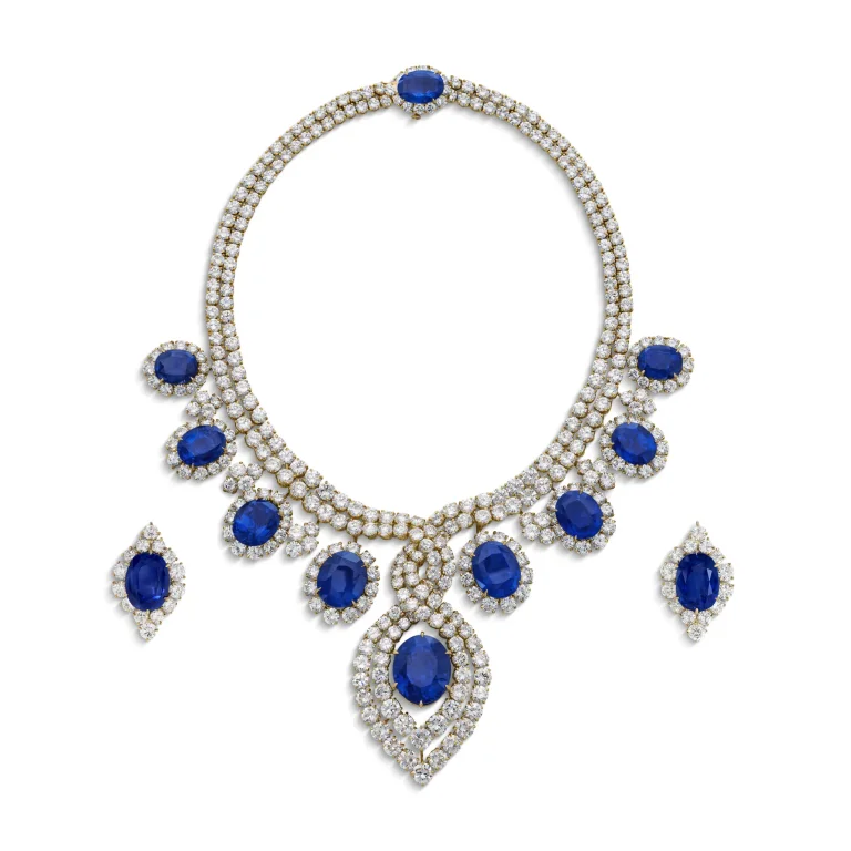 70 carats SAPPHIRE AND DIAMOND NECKLACE Oval modified-cut sapphires, round diamonds, 18k yellow gold