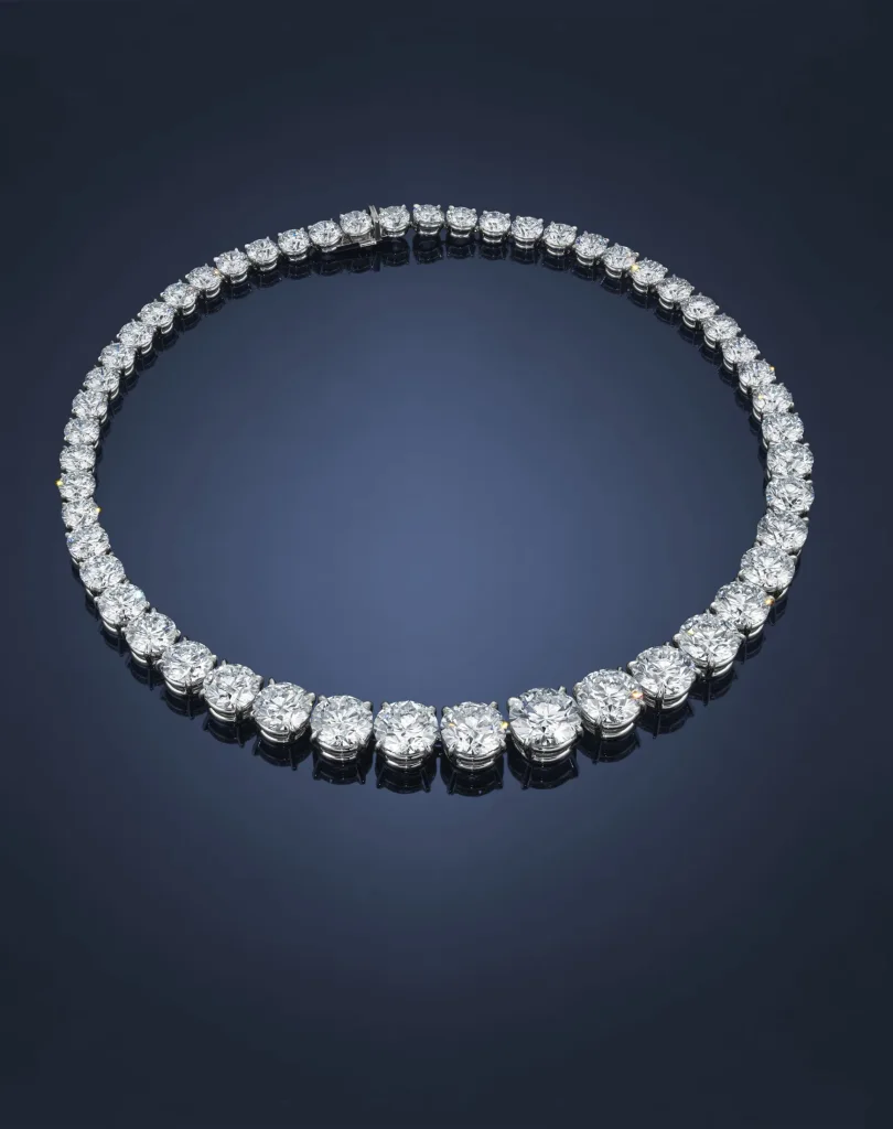 AN EXCEPTIONAL DIAMOND RIVIÈRE Fifty-one round brilliant-cut diamonds, platinum 51 GIA, 2024 to 2021: 6.02 to 1.00 cara