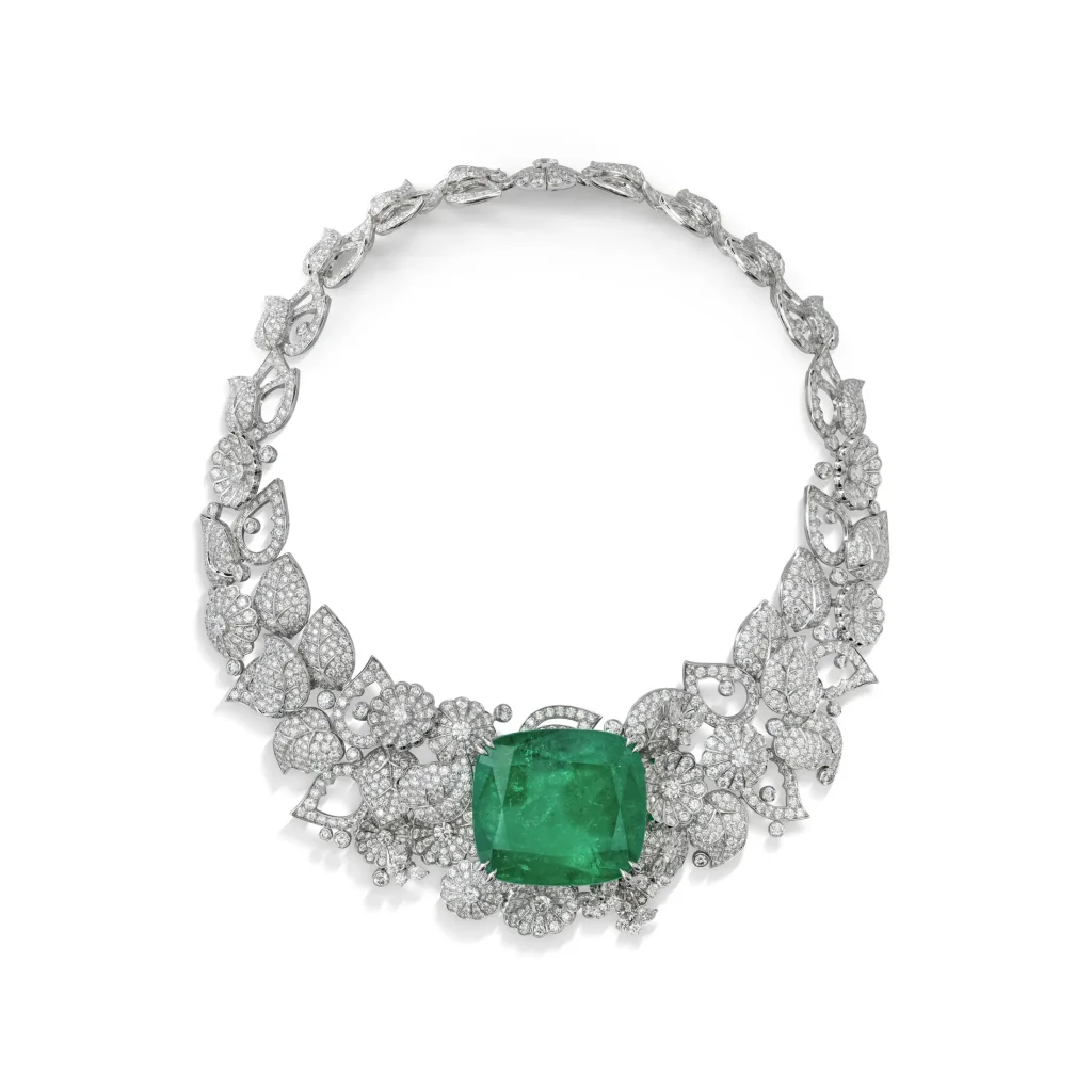 EMERALD AND DIAMOND NECKLACE MOUNTED, Cushion-shaped emerald of 183.47 carats, round and pear-shaped diamonds, 18k white