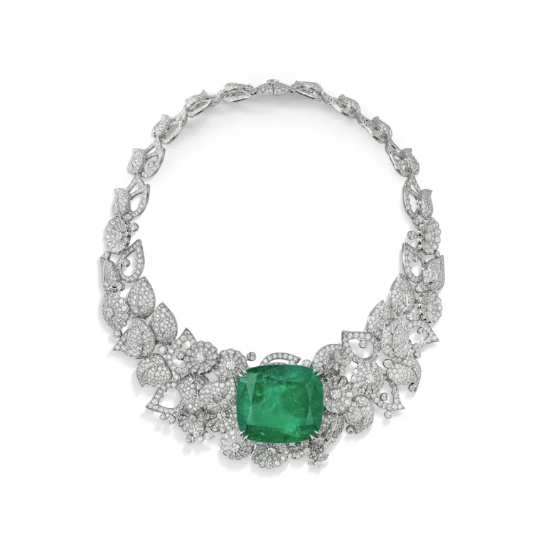 EMERALD AND DIAMOND NECKLACE MOUNTED, Cushion-shaped emerald of 183.47 carats, round and pear-shaped diamonds, 18k white