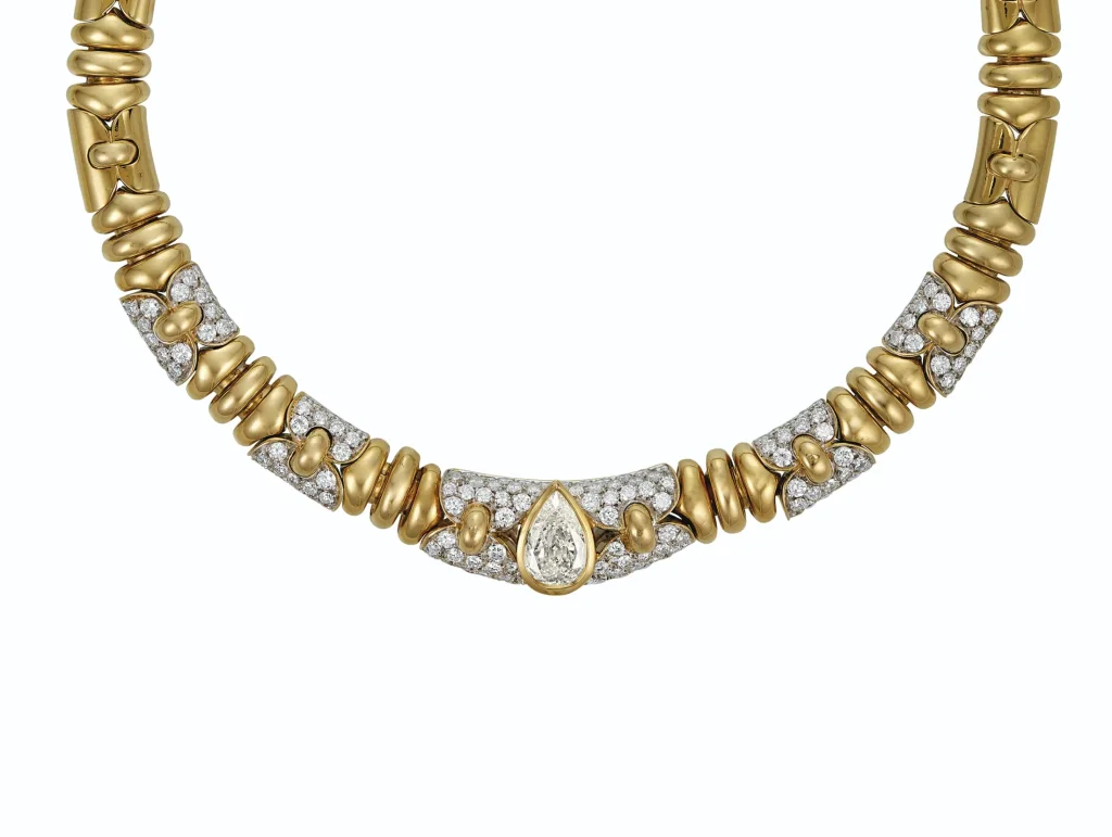 GOLD AND DIAMOND NECKLACE Pear brilliant-cut diamond of 3.35 carats, circular-cut diamonds, 18k gold (Italian mark), 15