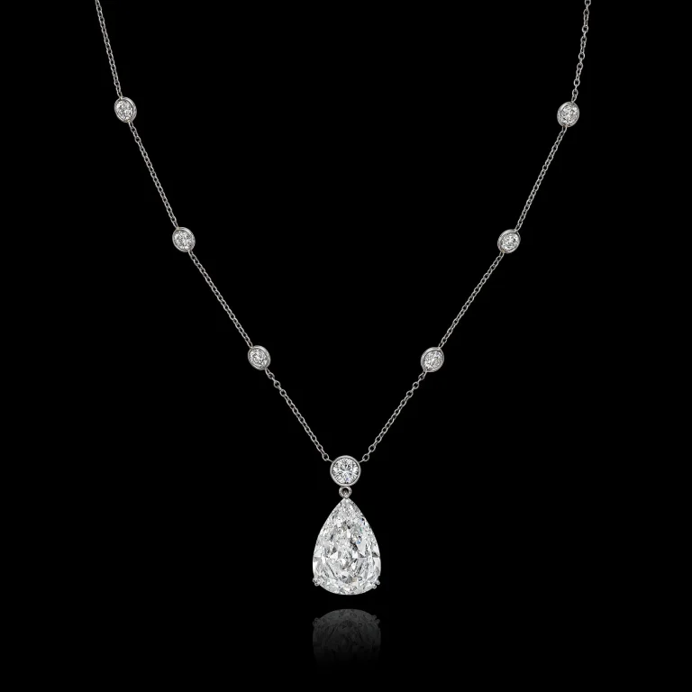 PENDENT NECKLACE Pear brilliant-cut diamond of 5.03 carats, round diamonds, platinum