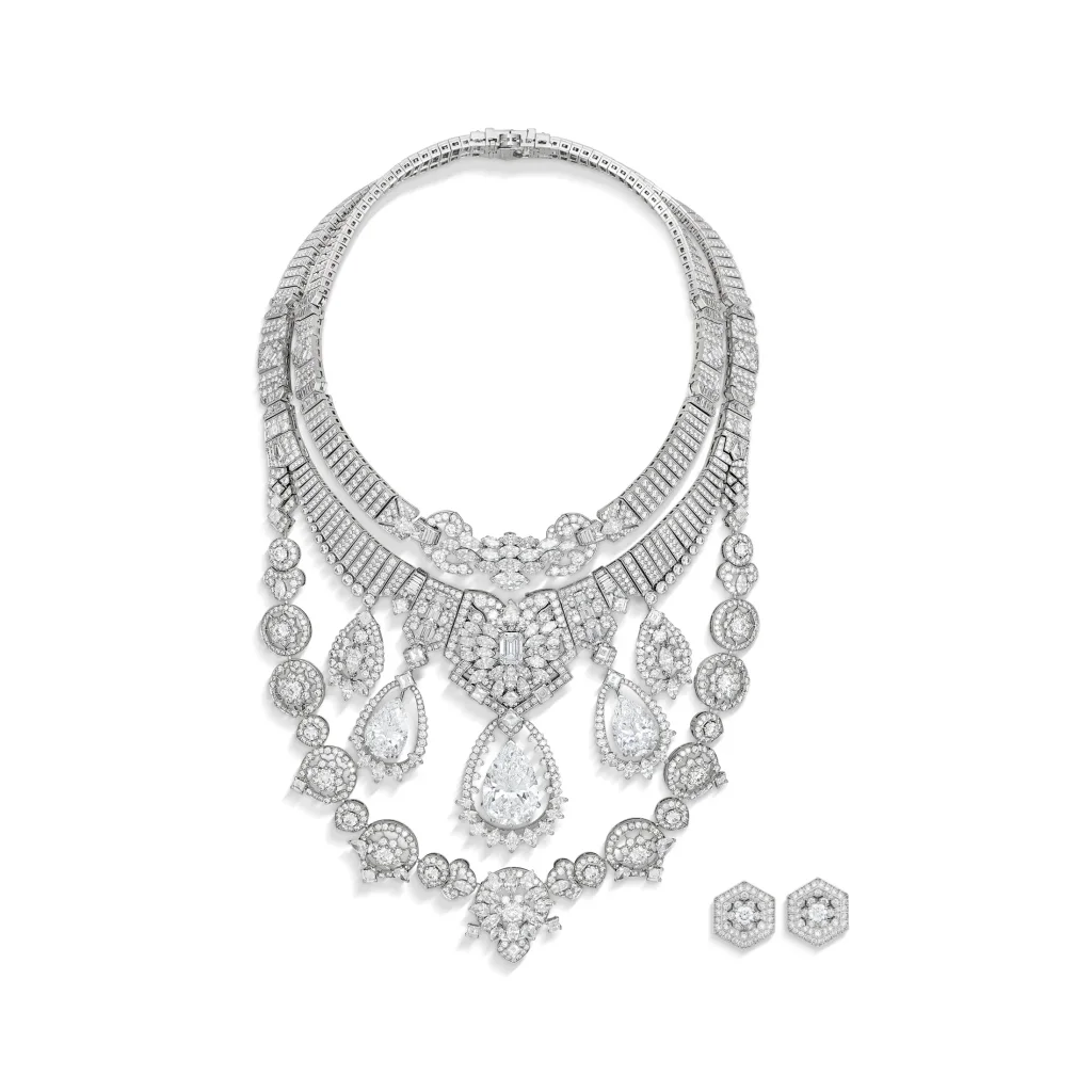 THE MAHARAJA NECKLACE, TRANSFORMABLE NECKLACE AND EARRINGS The necklace with pear brilliant-cut diamonds of 25.50, 11.24